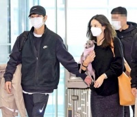 宋仲基晒老婆视角秀恩爱,孕妻一路爱相随,网友:宛如度蜜月