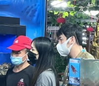雷佳音一家现身三亚，老婆身材纤瘦颜值出众，引起网友热议