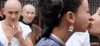 女星片场休息都在干嘛?吴谨言在接吻,赵丽颖吃鸡爪,刘亦菲玩蛇?