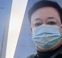 朱军回归央视后主持晚会!拿话筒太紧张结巴,引起网友热议
