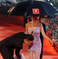 张雨绮也有“翻车”的时候,好像缠了一身的保鲜膜,走路都要人搀