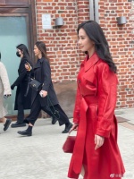 出发前往秀场看秀,生图也挡不住的美貌……
