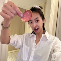 宋茜晒哈尔滨的大红肠和格瓦斯 网友喊话:老婆多吃点!