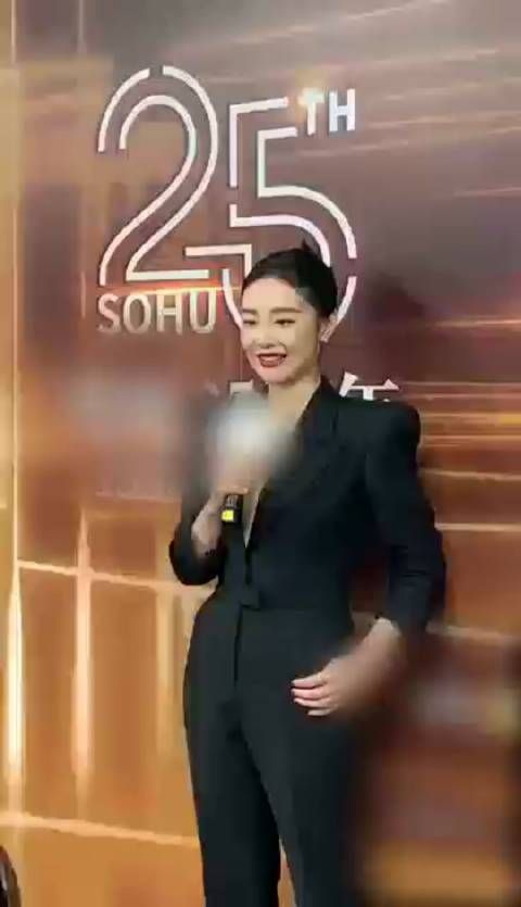 大嫂走红毯迅速吸睛全场目光,深v西装加锁骨项链……