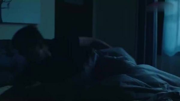 前妻睡沙发动静太大，前夫察觉不对，怎料掀开被子傻眼了……