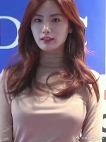 简单的T恤衬托出完美的身姿,不愧曾评为世界首美的女人