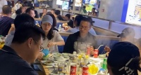 汪峰一家拼桌吃饭!章子怡素颜憔悴全程照顾孩子,引起网友热议