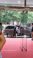 一家四口一起现身,一对颜值高的孩子,网友:生儿子了!
