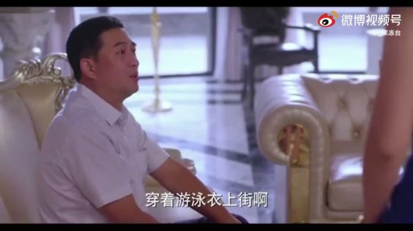 一仆二主：富婆换了件裙子，正面还行，怎料一转身大叔直接闭眼