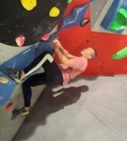 71岁王石还在玩攀岩,去年还去爬了珠峰,直言以后想看到女儿出嫁