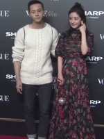陈伟霆活动现场偶遇杨幂,很自然的搂腰合影……