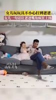女儿玩玩具不小心打到爸爸,女儿一句话让爸爸嘴角疯狂上扬