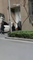 白鹿走在前面发现助理摔倒后,跑着去扶摔倒的助理