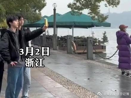三帅哥拍打卡照,路过女孩突然闯进镜头与其合照……
