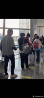 小林拥抱爸爸的那一刻,眼眶红红的,希望以后林爸爸,林妈妈……