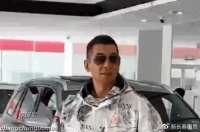 网友4S店偶遇赵文卓买车,戴墨镜现身帅气随和,毫无明星架子