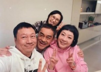 郭蔼明与刘青云约会被偶遇,被赞身材好,礼貌低调超亲民
