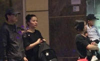 靳东一家三口罕见同框!李佳穿一身黑竟很甜美,引起网友热议