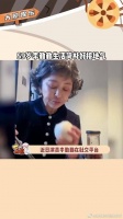 59岁的李勤勤她头发发白,身材消瘦,整个人都略显老态……