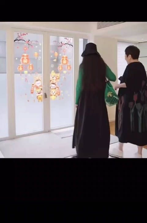 郭碧婷和向太同框了，郭碧婷还对向太撒娇，看来婆媳关系依然很好