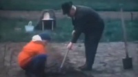 1964年,赫鲁晓夫被勃列日涅夫软禁后,在地里和妻子一起种玉米……
