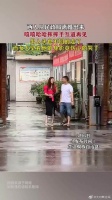 两人从民政局离婚出来,嘻嘻哈哈挥挥手互道再见……