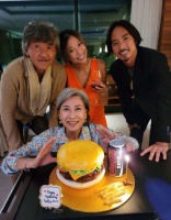 林子祥叶倩文与儿子林德信吃大餐 为儿子补祝生日一家人很温馨