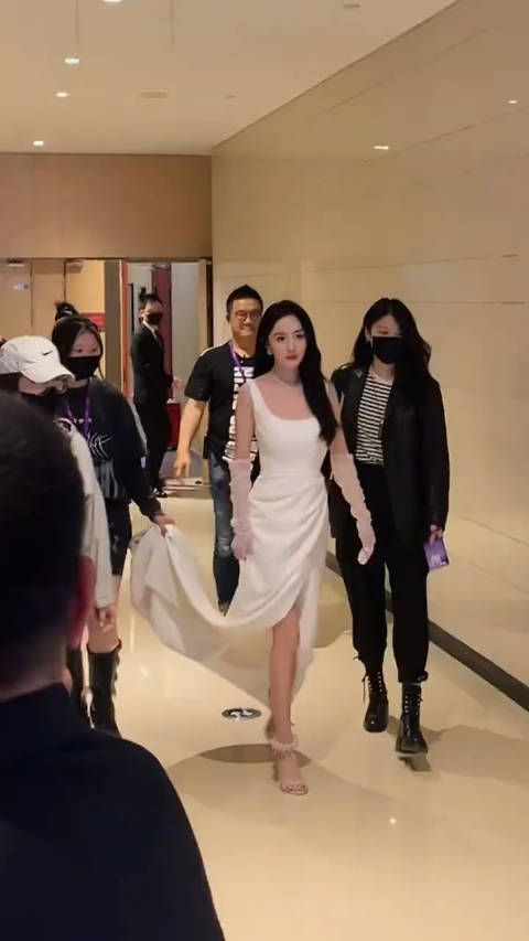感受一下顶级大美女的美貌,身段过于优越了! @杨幂 cr