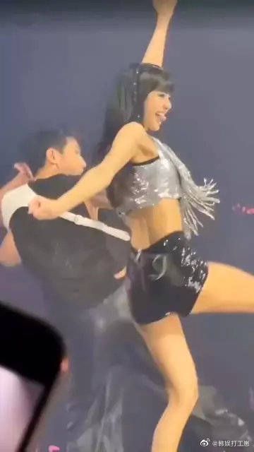 “不伤感了,这个女人昨晚抱着我说爱我”