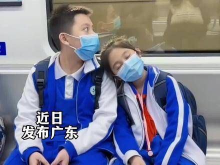 妈妈拍摄兄妹俩坐地铁一幕!