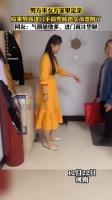 男方来女方家里定亲,结果男孩进门手插兜就把女孩忽略了……