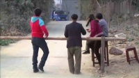 无良村民在村口要收过路费,路过的司机忍无可忍……