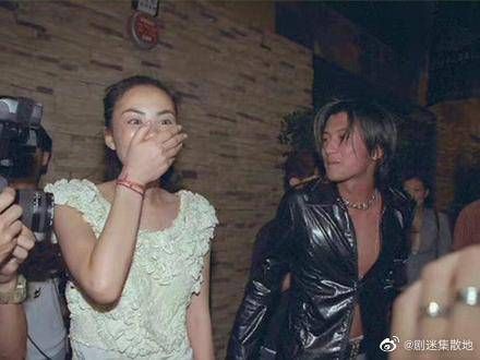 难怪就连张国荣都调侃王菲，你的笑容都给了那个姓谢的