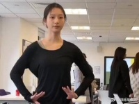 近日英国,中国留学生教室跳民族舞,引同学围观