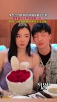 女生拍照比耶时被男友戴上戒指,男生看女友的眼神都拉丝了……