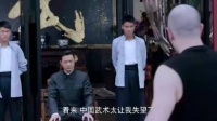 洋人嘲讽中国功夫,到处踢馆没人敢反击,不料惹怒暴躁小伙