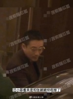 汪小菲又被拍到深夜跟美女聚餐,餐后带两位美女上车去了夜店……
