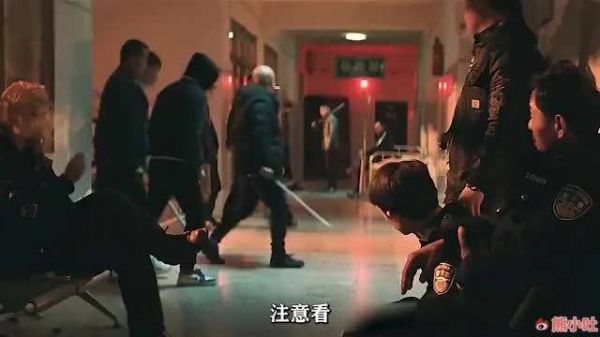 富二代仗势殴打巡警,女警司得知后霸气还击,看完太解气了