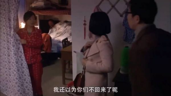 一间房居然住了两对夫妻,睡觉就用帘子隔开,真不可思议!