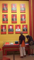 老人家问为什么他们俩没有戴帽子?因为他们已经成为了烈士!