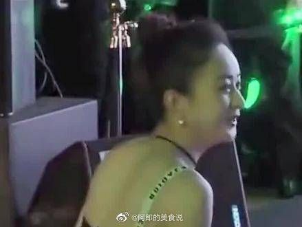 赵丽颖在后台遇到冯绍峰，有谁注意到冯绍峰下意识的反应……