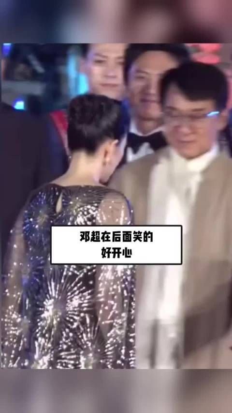 在活动现场，子怡很高兴见到了老熟人，成龙，老大哥