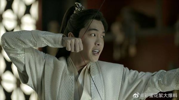 庆帝弓箭无人敢碰，范闲竟可随意把玩，一旁太监被吓坏！