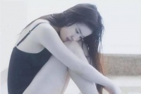 刘亦菲泳装照片展现丰满身材和积极精神,引起网友热议