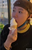王菲26岁大女儿近照曝光,当众舔舐冰淇淋被批不雅