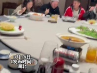 丈夫带着妻儿一起聚会,席间老婆负责吃,他抱着孩子陪兄弟