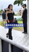 单依纯吊带黑裙造型亮相红毯真是又美又飒!
