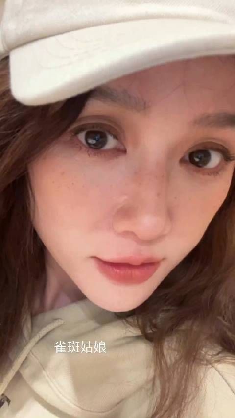 44岁陈乔恩近照,无滤镜怼脸拍雀斑妆,姐姐状态超好啊