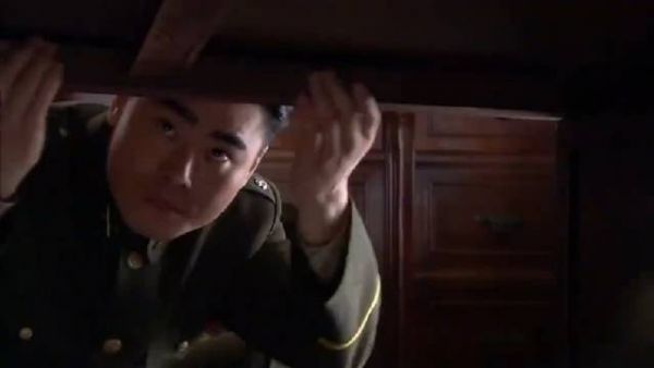 剧集：卧底发现特务藏自己房间，故意给接头人打电话，上钩了