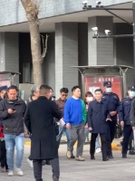 他来了!虽然个子不高,但是气场强大,强哥走路好看!